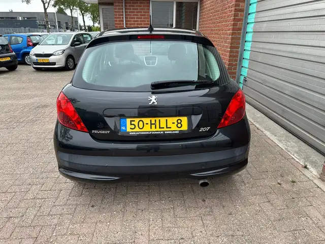 Peugeot 207 view 9