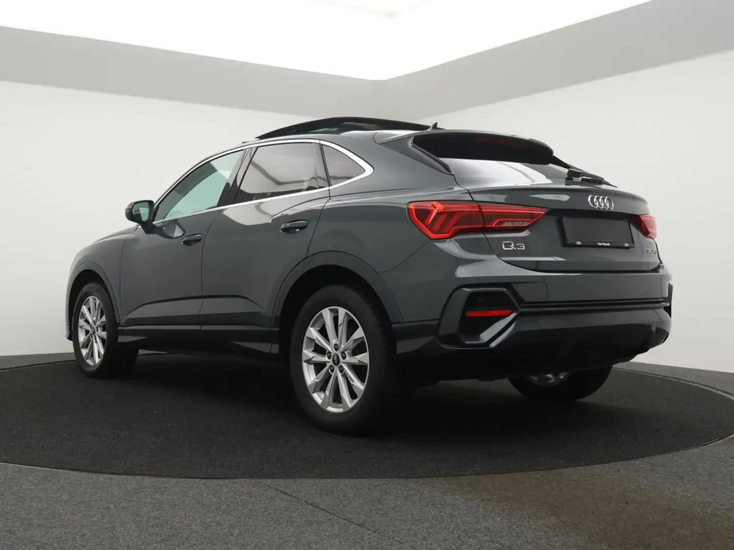 Audi Q3 Sportback Audi Q3 Sportback Business Edition 35TFSI 150PK *AUTOMAAT*PANO DAK*LEDER*NAVI*ZETELVERWARMING*CRUISE*PDC*... Grau - 2