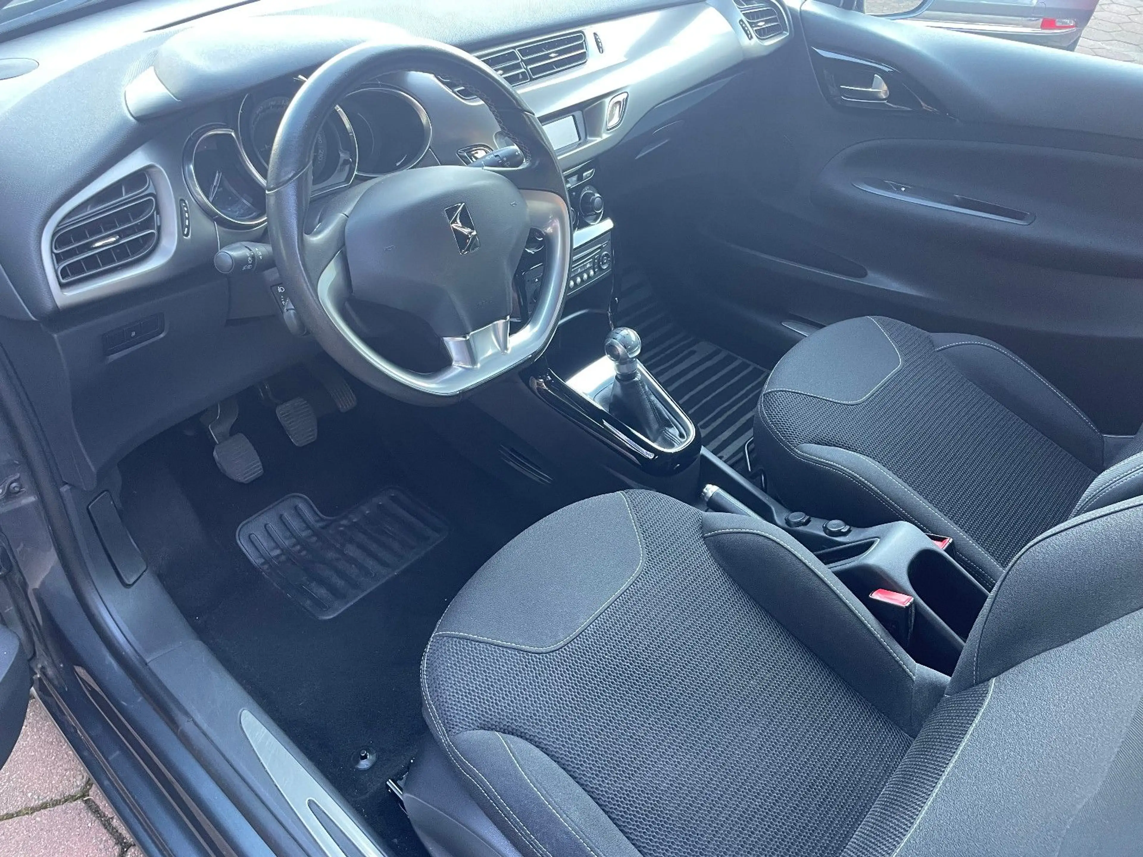 DS Automobiles DS 3 So Chic — photo 7