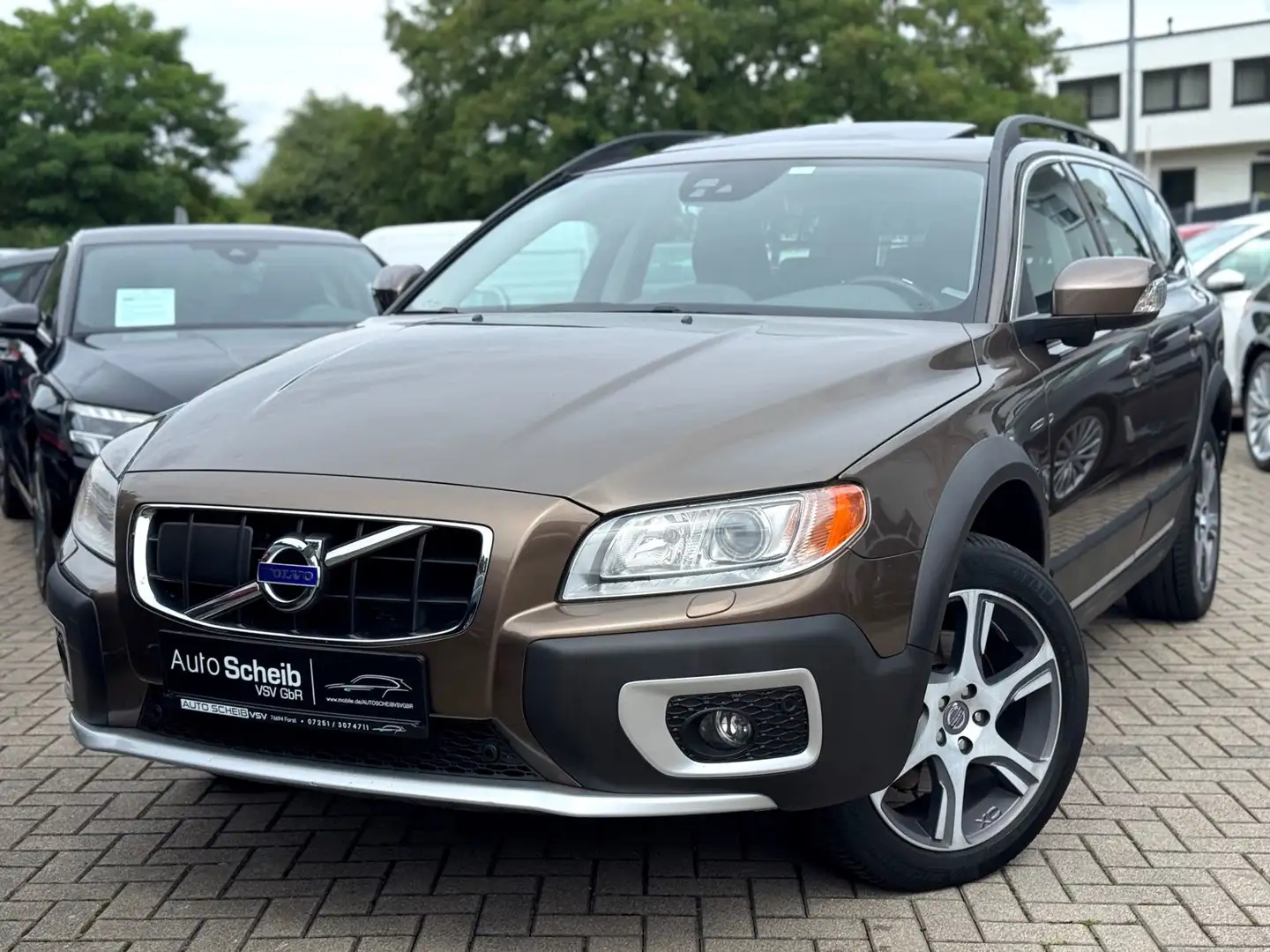 Volvo XC70 D5 Summum AWD*Bi-Xenon*NAVI*GSD*AHK* Braun - 1