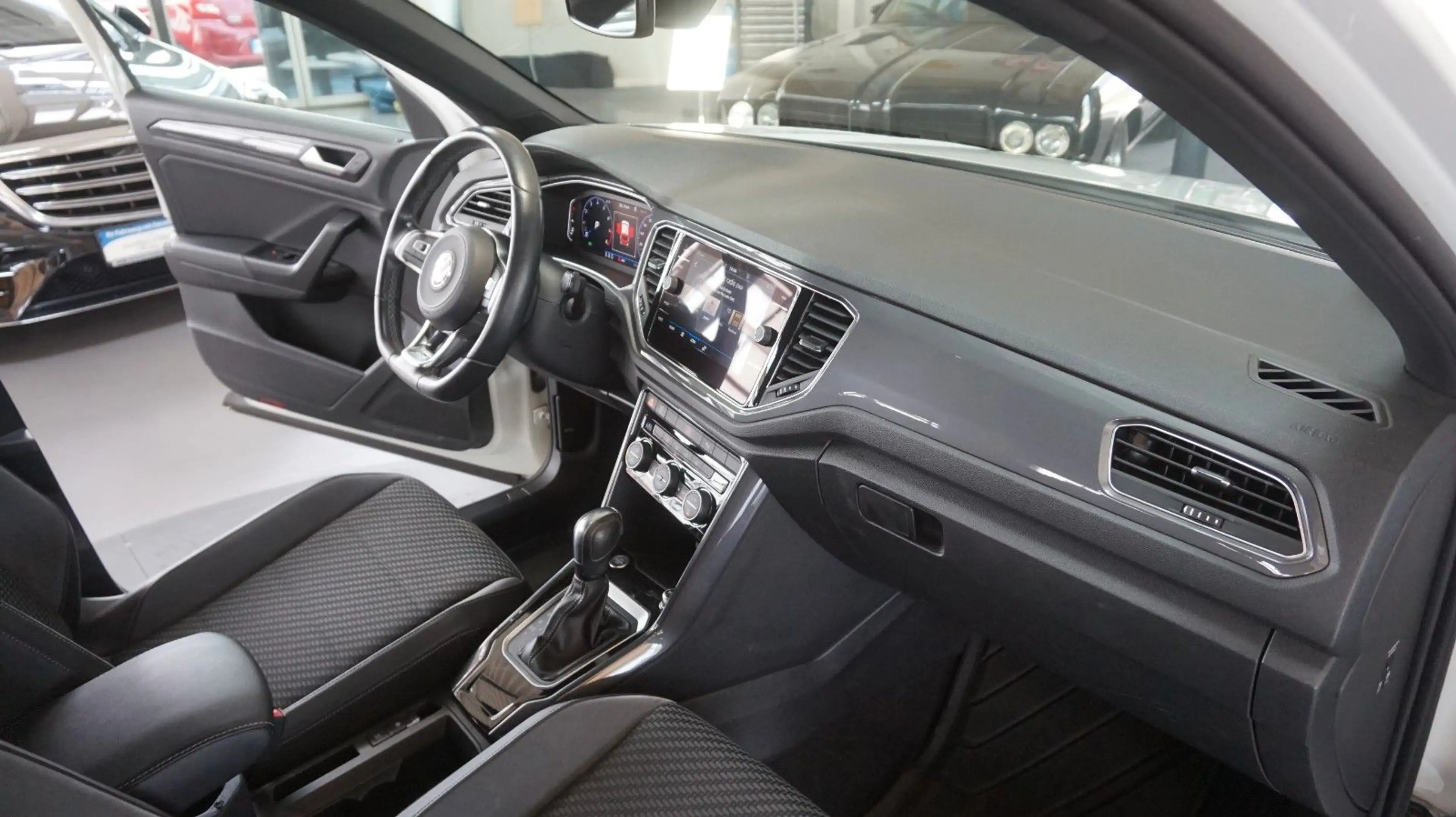 Volkswagen T-Roc R-Line*Alu19*PDC*Abstand-Temp*DCG* — photo 12