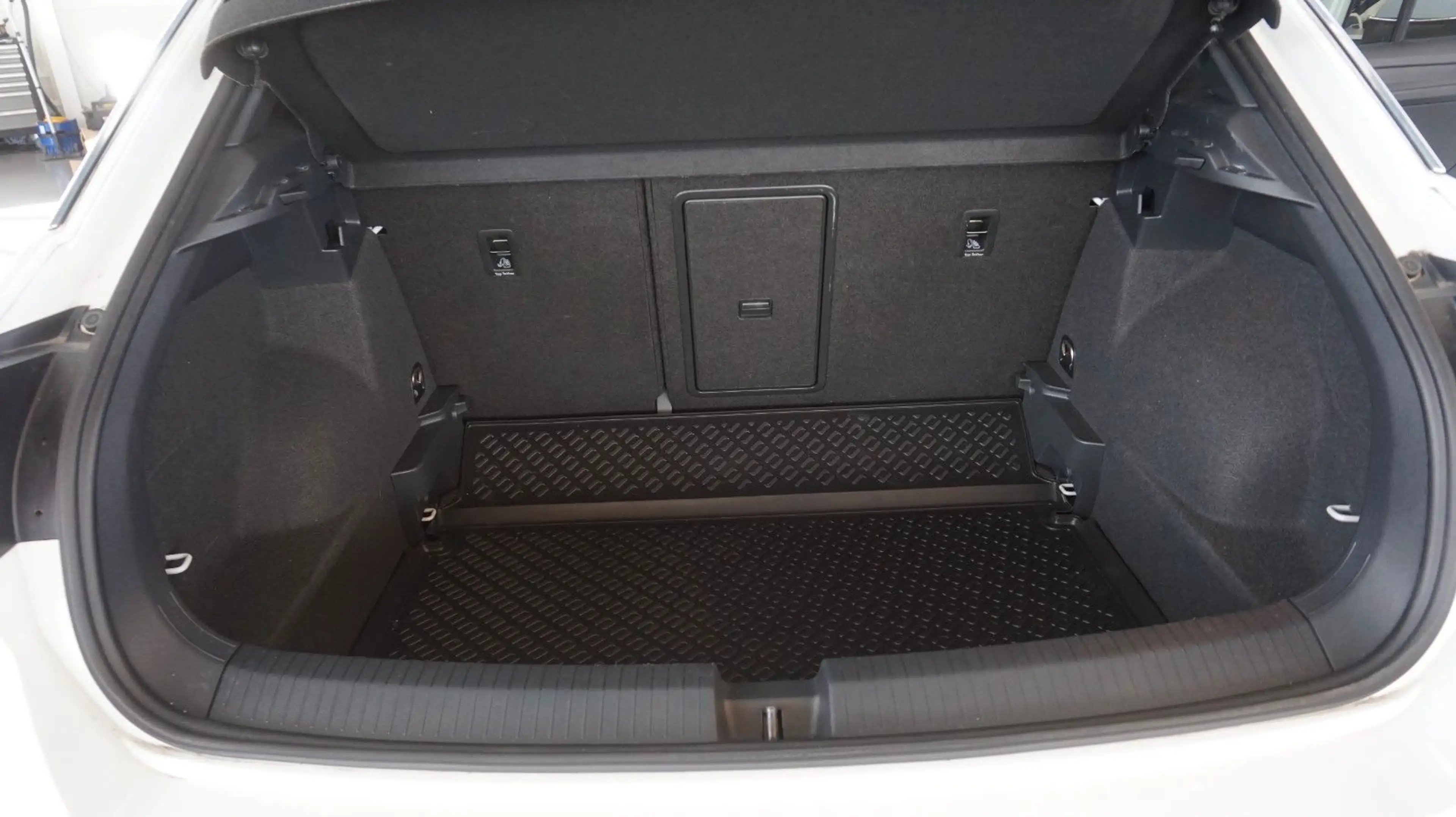 Volkswagen T-Roc R-Line*Alu19*PDC*Abstand-Temp*DCG* — photo 9