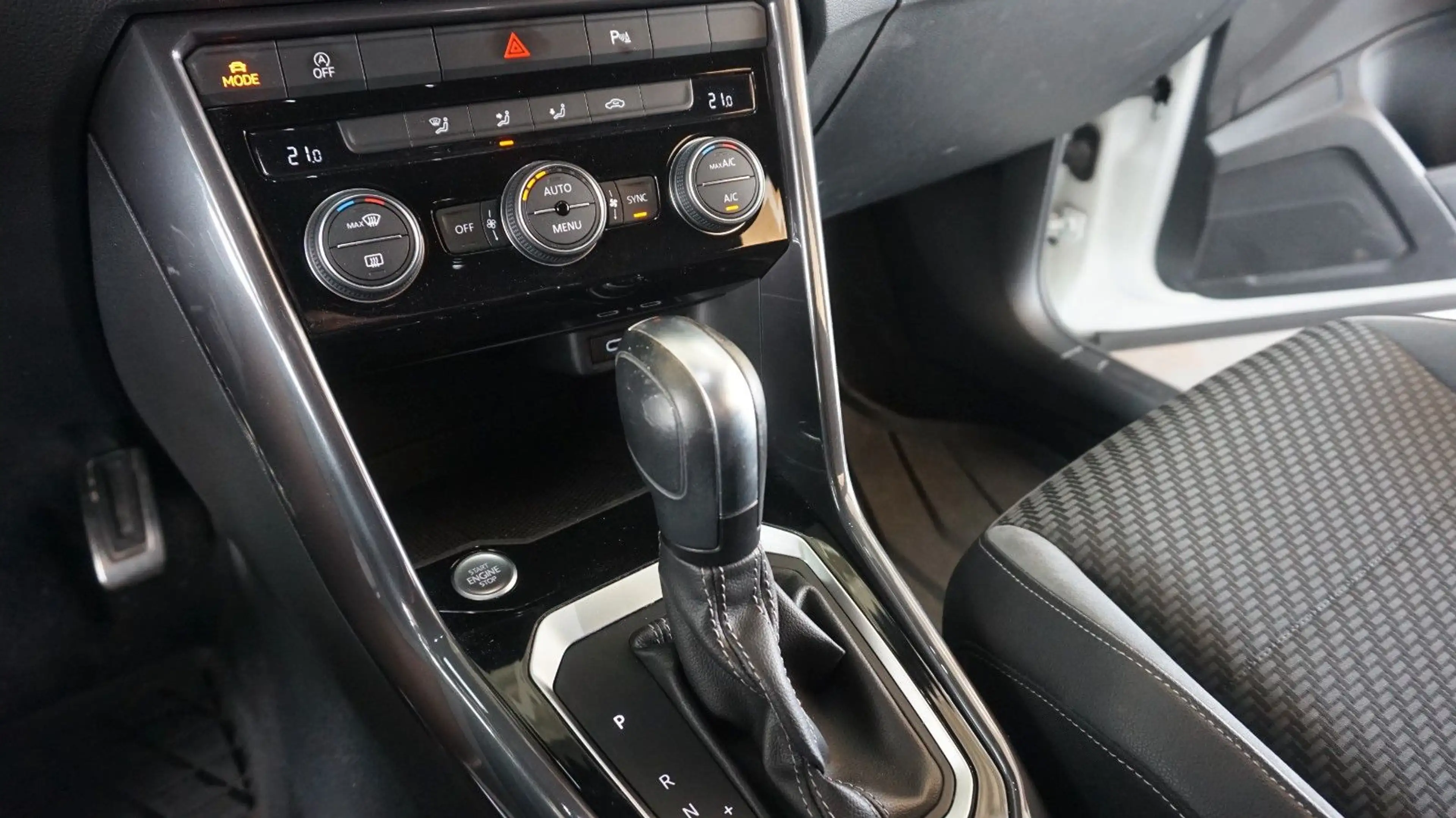 Volkswagen T-Roc R-Line*Alu19*PDC*Abstand-Temp*DCG* — photo 15