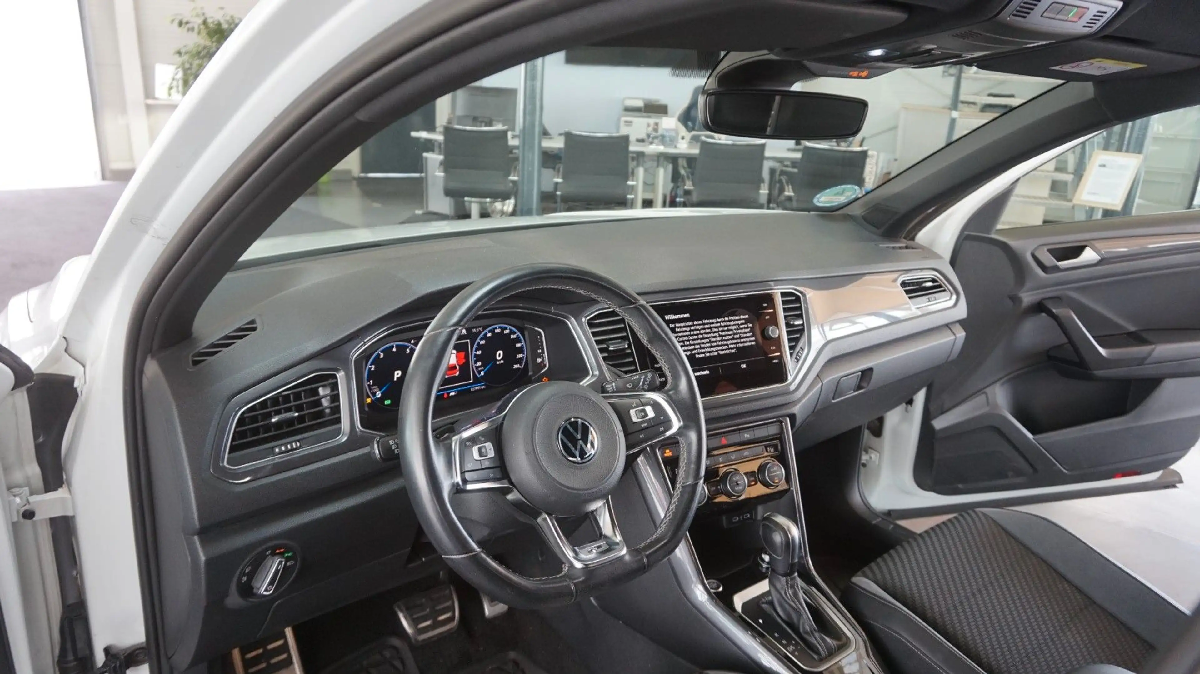 Volkswagen T-Roc R-Line*Alu19*PDC*Abstand-Temp*DCG* — photo 10