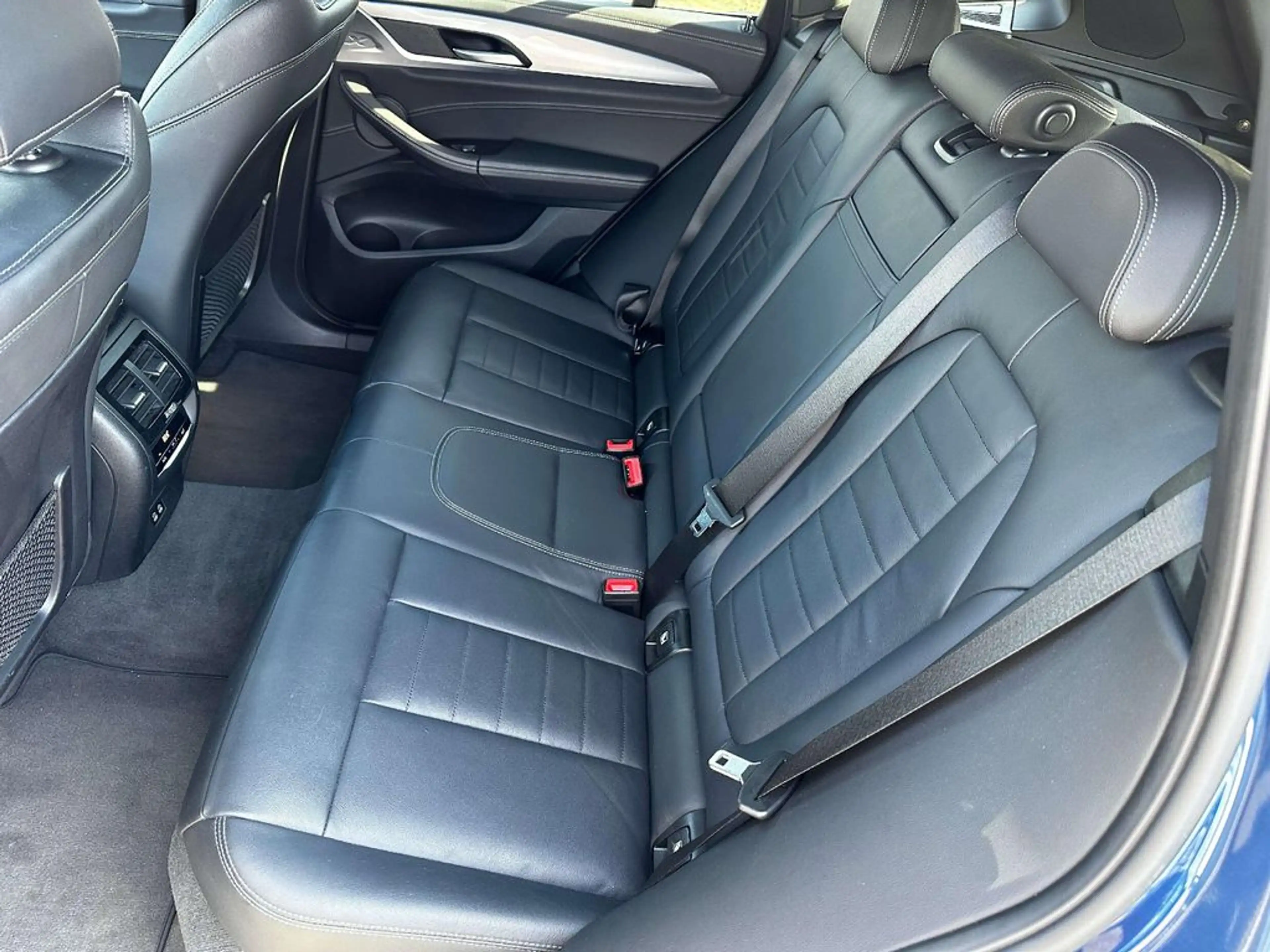 BMW iX3 Impressive — photo 13