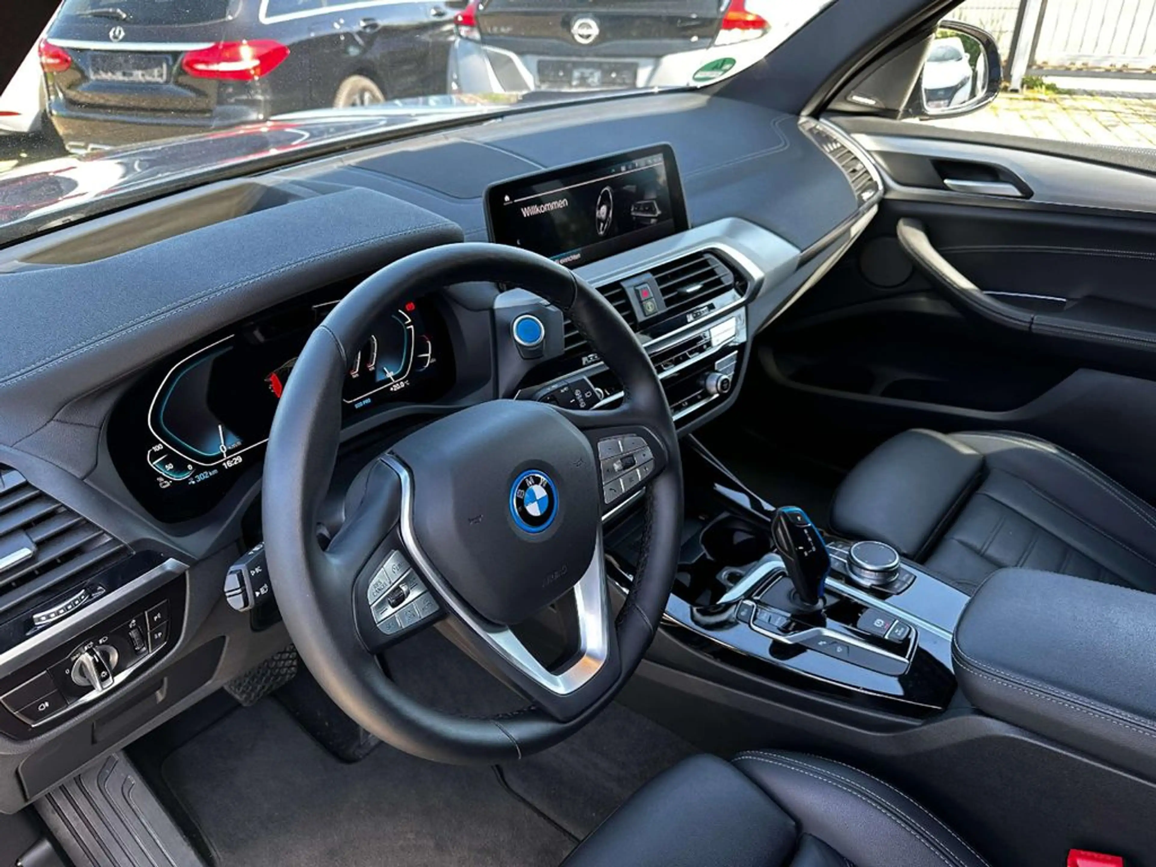 BMW iX3 Impressive — photo 4