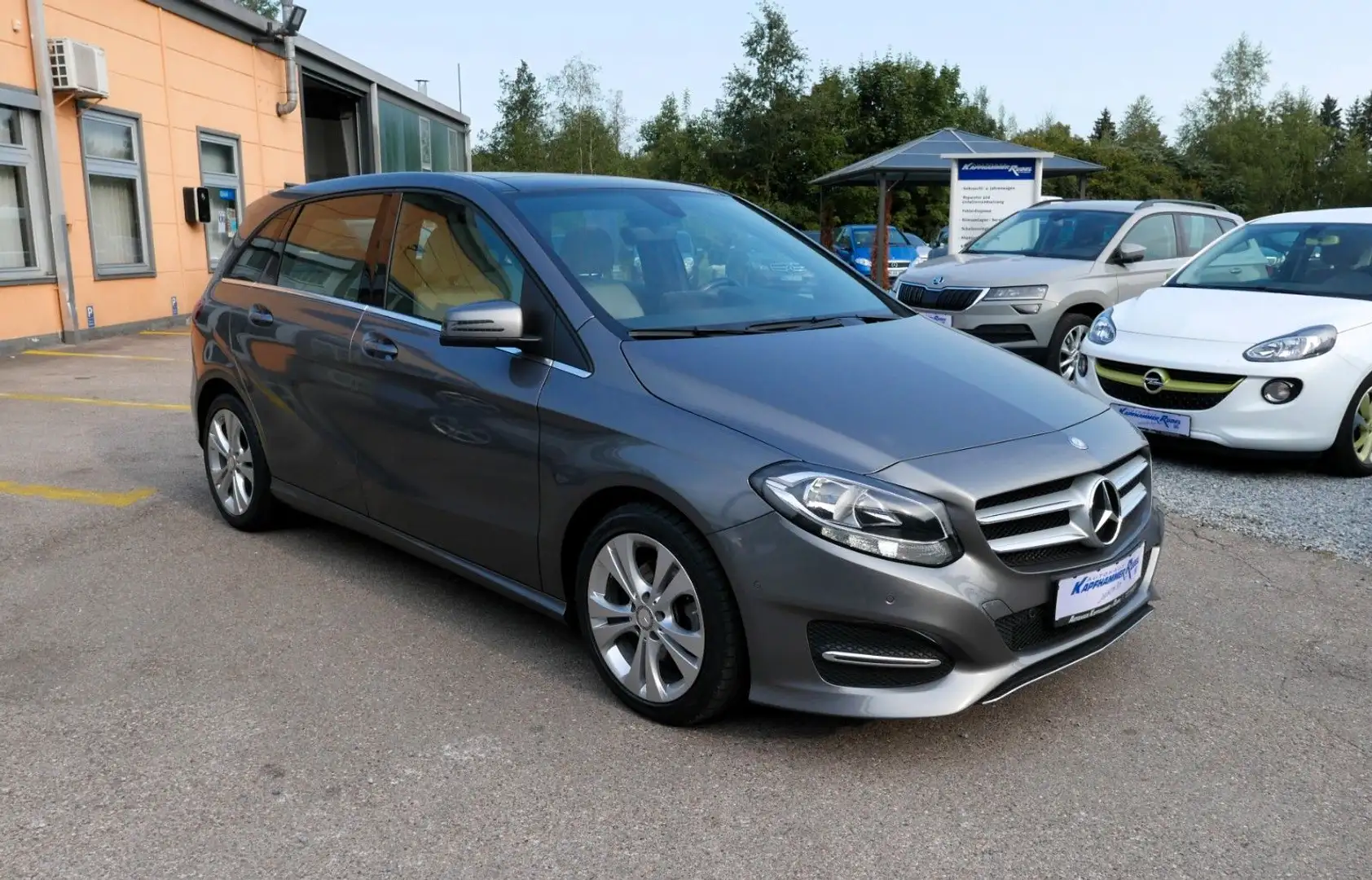 Mercedes-Benz B 180 URBAN/Panorama/SHZ/NAVI Grau - 2
