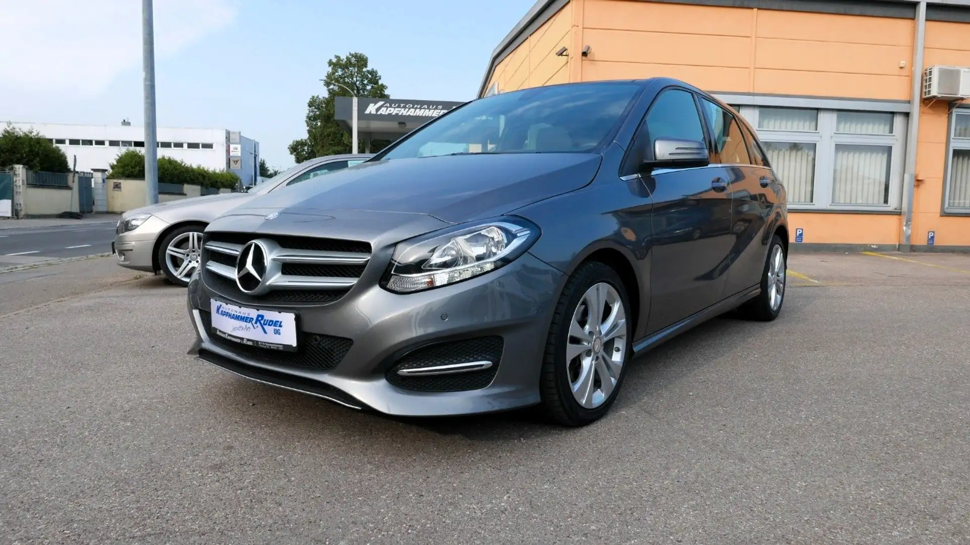 Mercedes-Benz B 180 URBAN/Panorama/SHZ/NAVI Grau - 1
