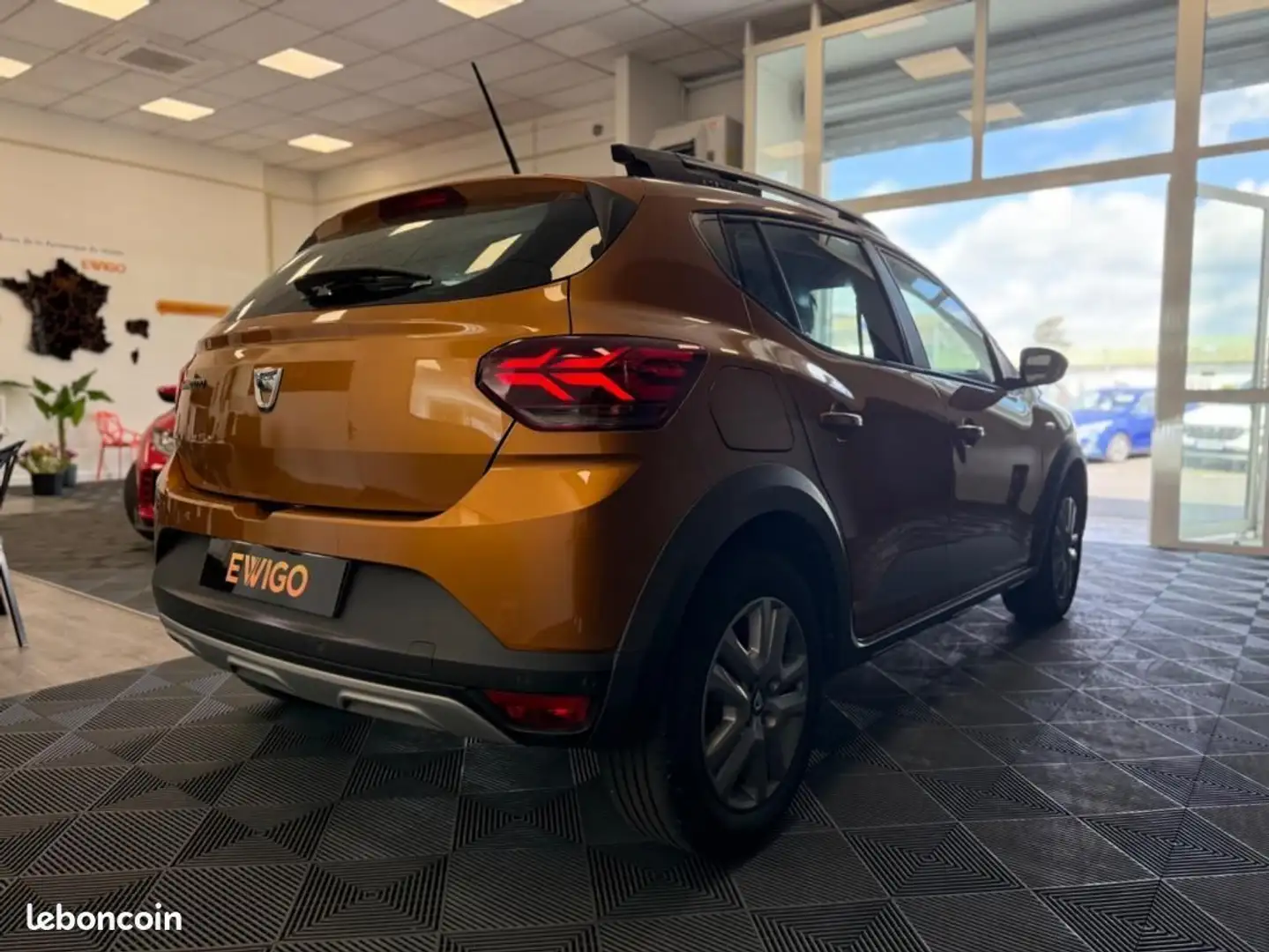 Dacia Sandero STEPWAY 1.0L TCE 90ch CONFORT CVT BVA Camera de re Gold - 2