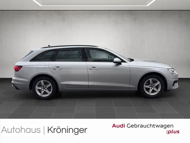 Audi A4 Avant view 4