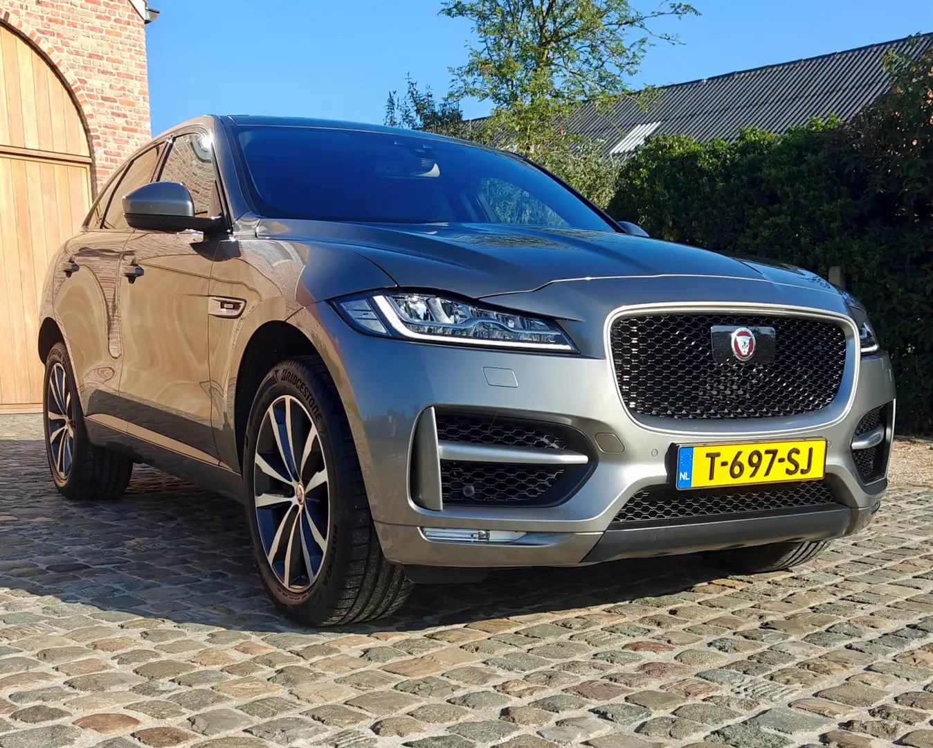 Jaguar F-Pace F-Pace 30t AWD R-Sport Zilver - 1