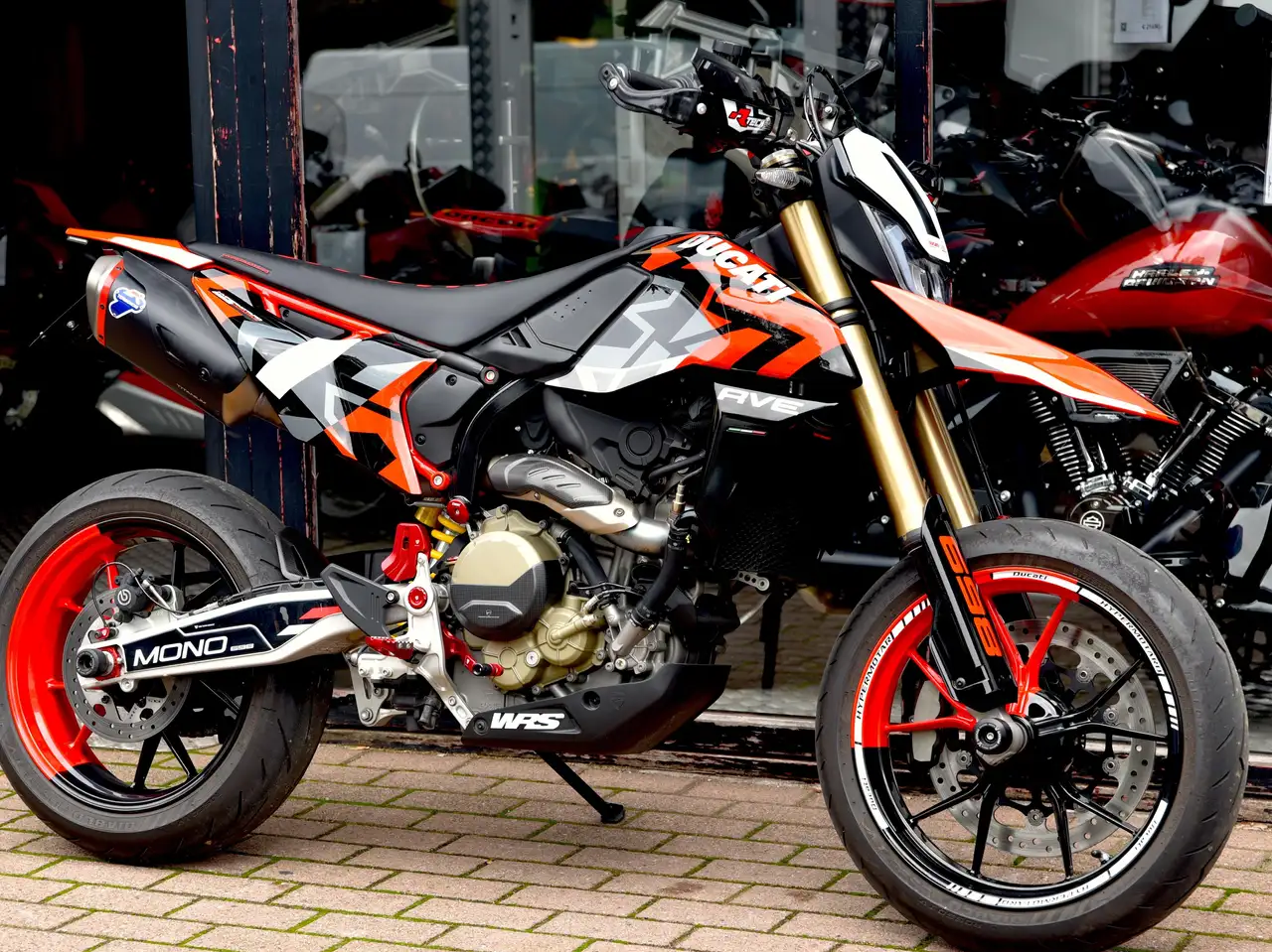 Ducati Hypermotard 698