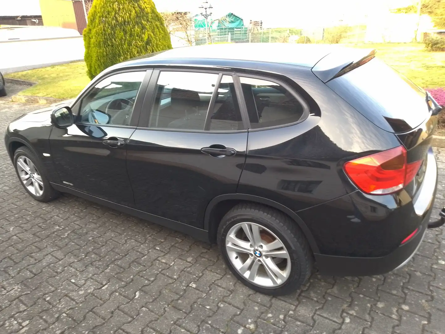 BMW X1 X1+sDrive18i Schwarz - 2
