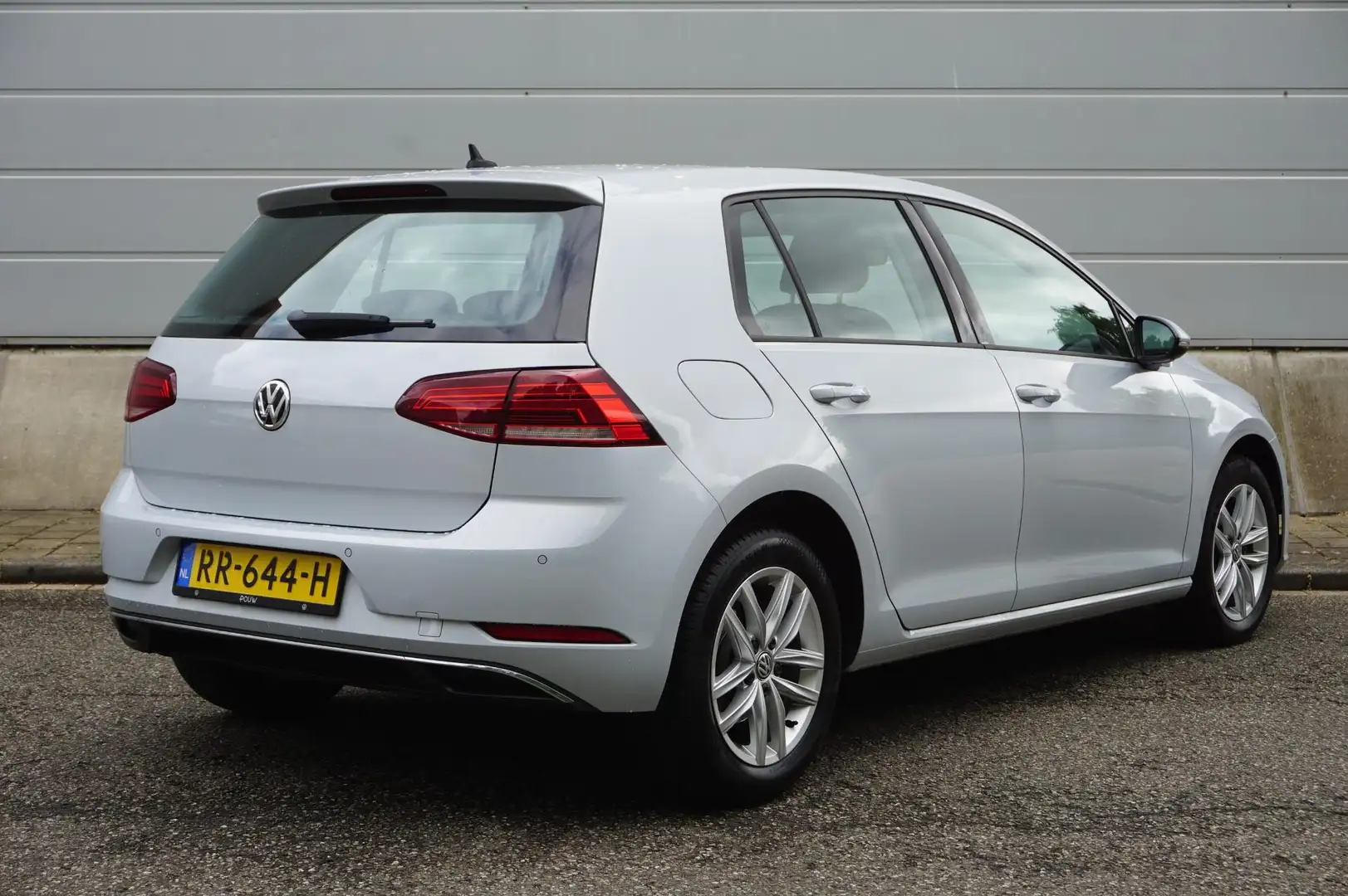 Volkswagen Golf 1.0 TSI 110pk Comfortline | Navigatie | Apple Carp Wit - 2
