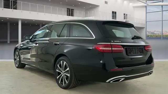 Mercedes-Benz 300 view 3