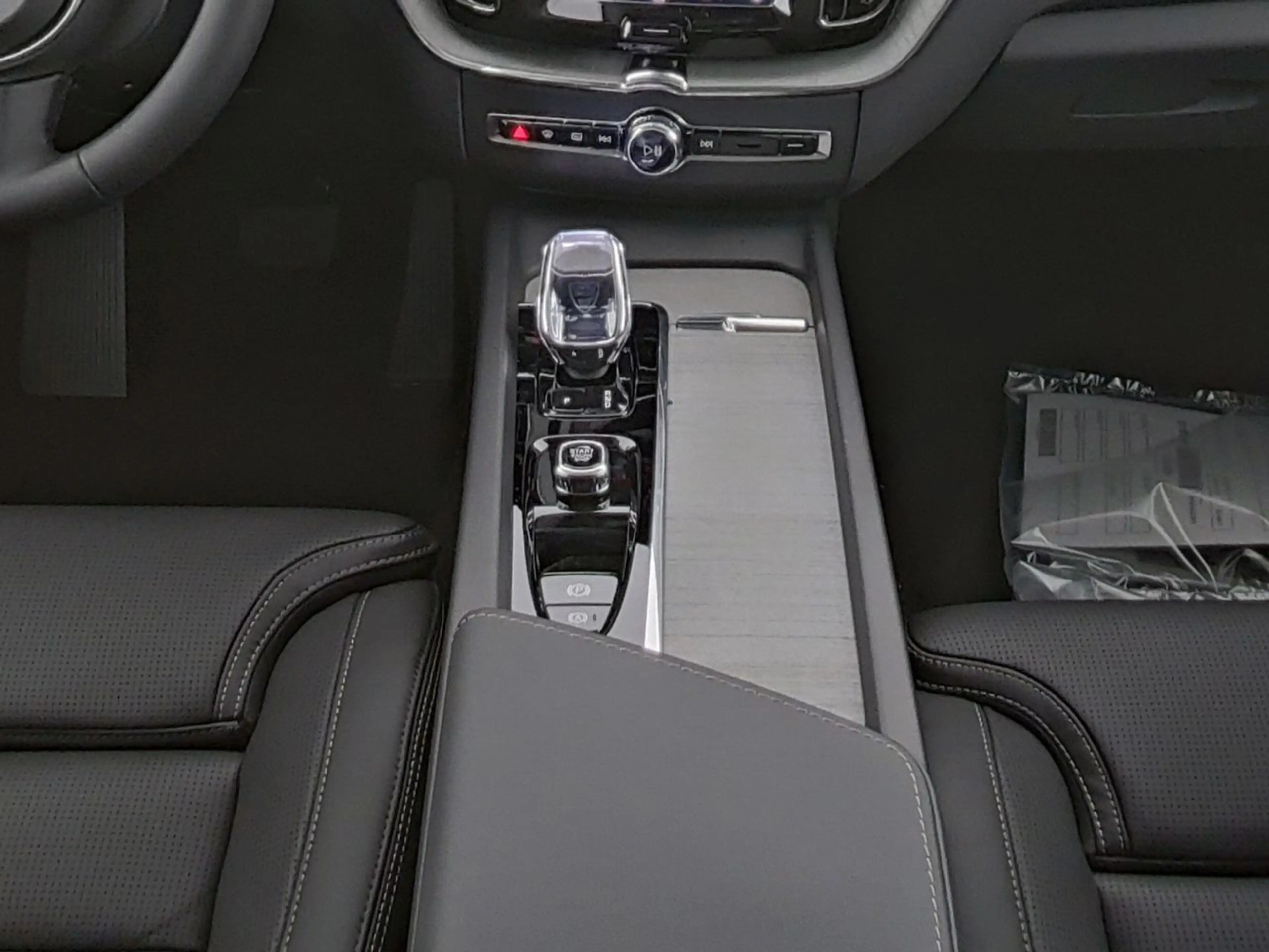 Volvo XC60 B 5 AWD Plus Dark, NAVI, Klima, PDC — photo 6