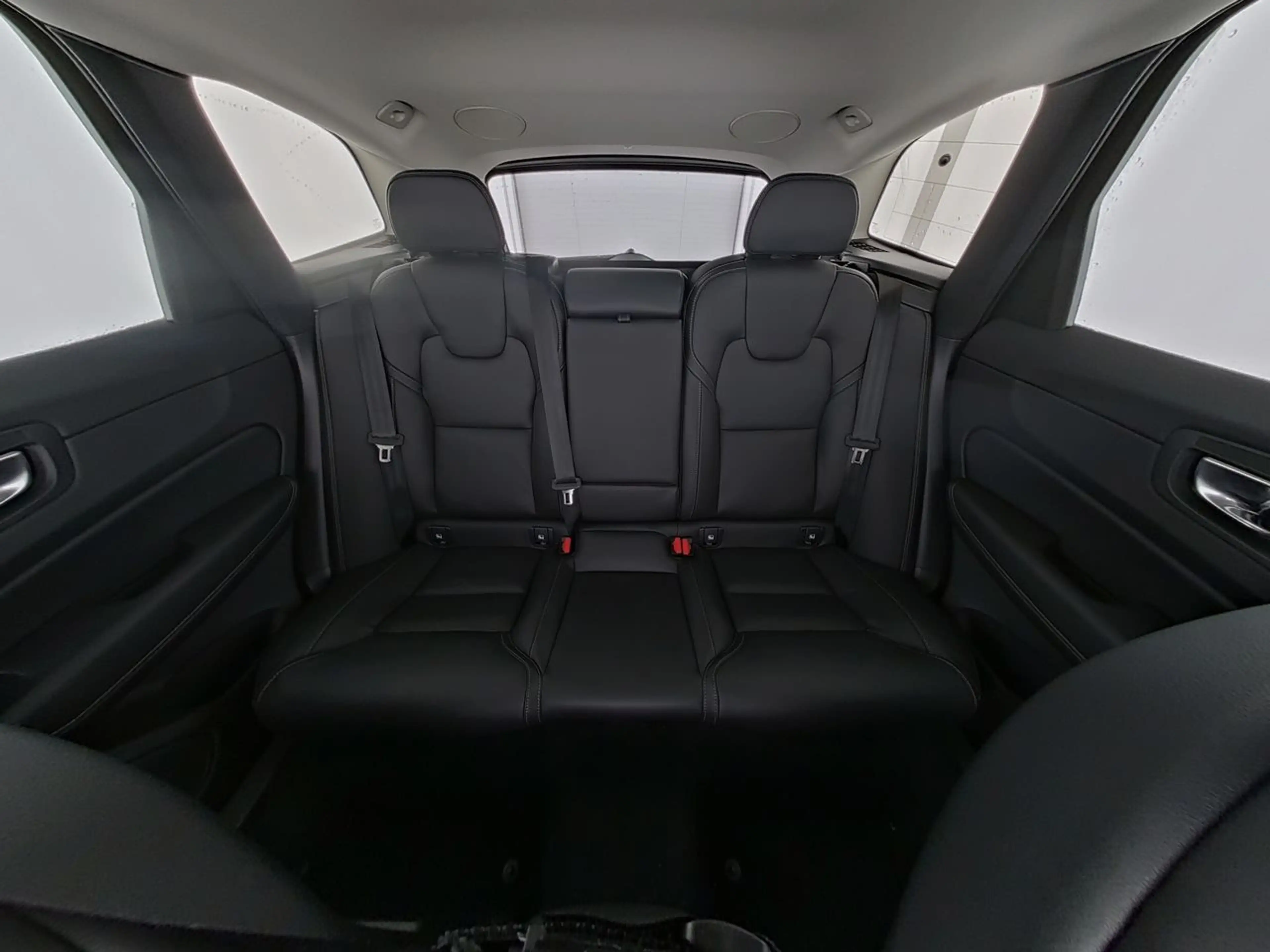 Volvo XC60 B 5 AWD Plus Dark, NAVI, Klima, PDC — photo 7