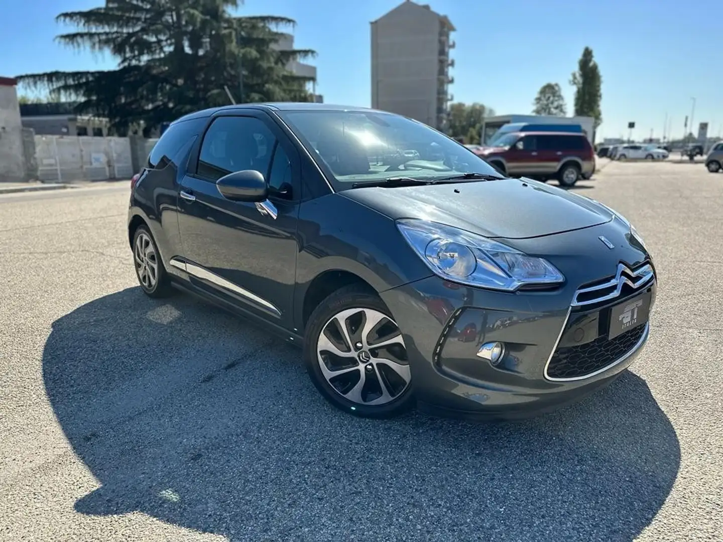 DS Automobiles DS 3 DS 3 1.6 e-HDi 90 Sport Chic Szary - 1