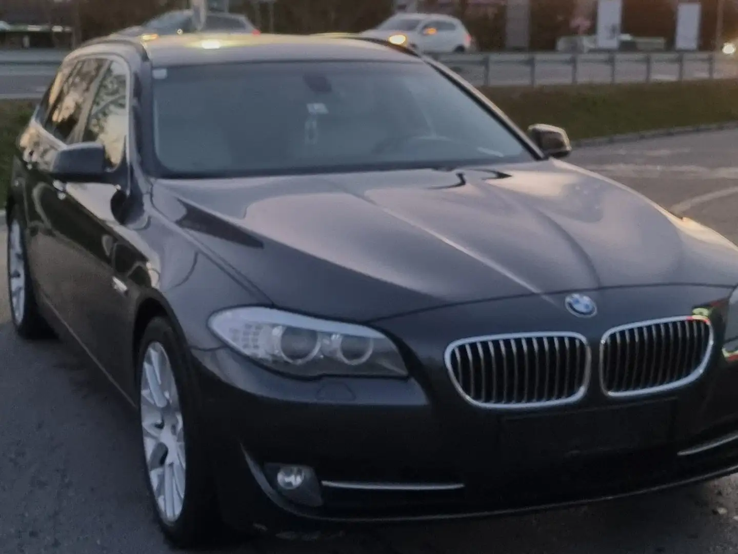 BMW 530 530d xDrive Touring Aut. Schwarz - 2
