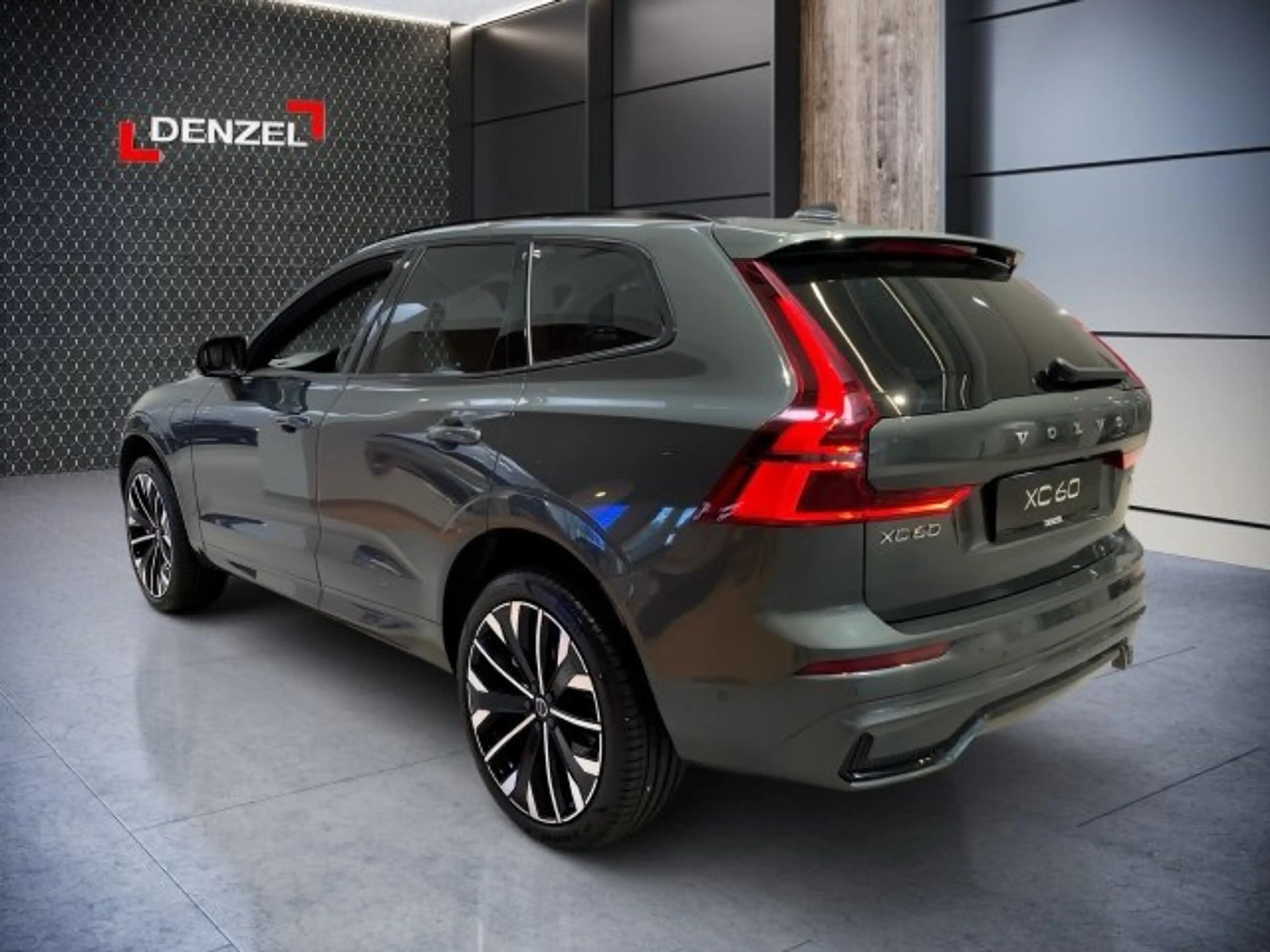 Volvo XC60 Plus, T6 AWD Plug-in Hybrid, Elektrisch/Benzin, Dark — photo 2