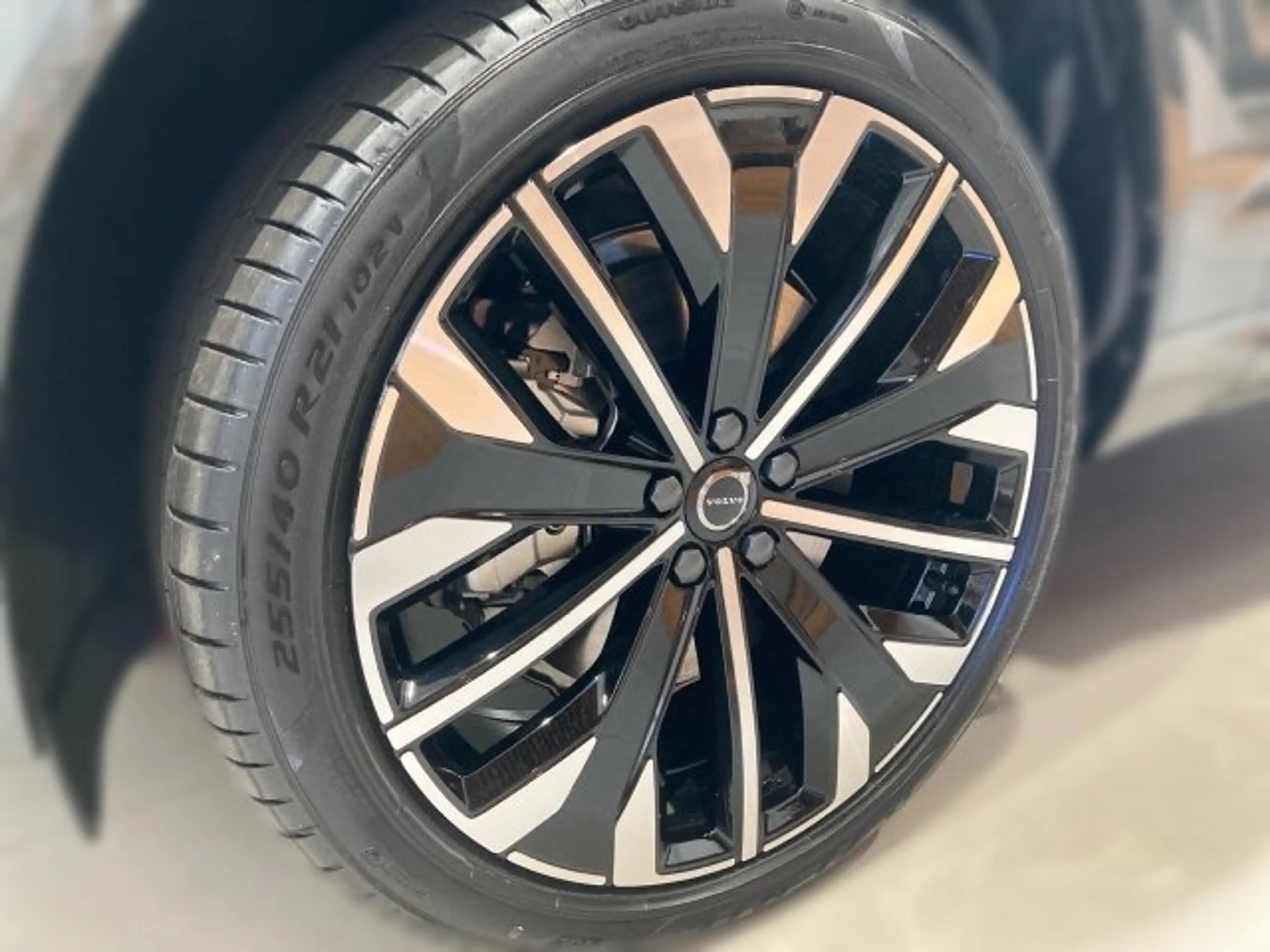 Volvo XC60 Plus, T6 AWD Plug-in Hybrid, Elektrisch/Benzin, Dark — photo 4