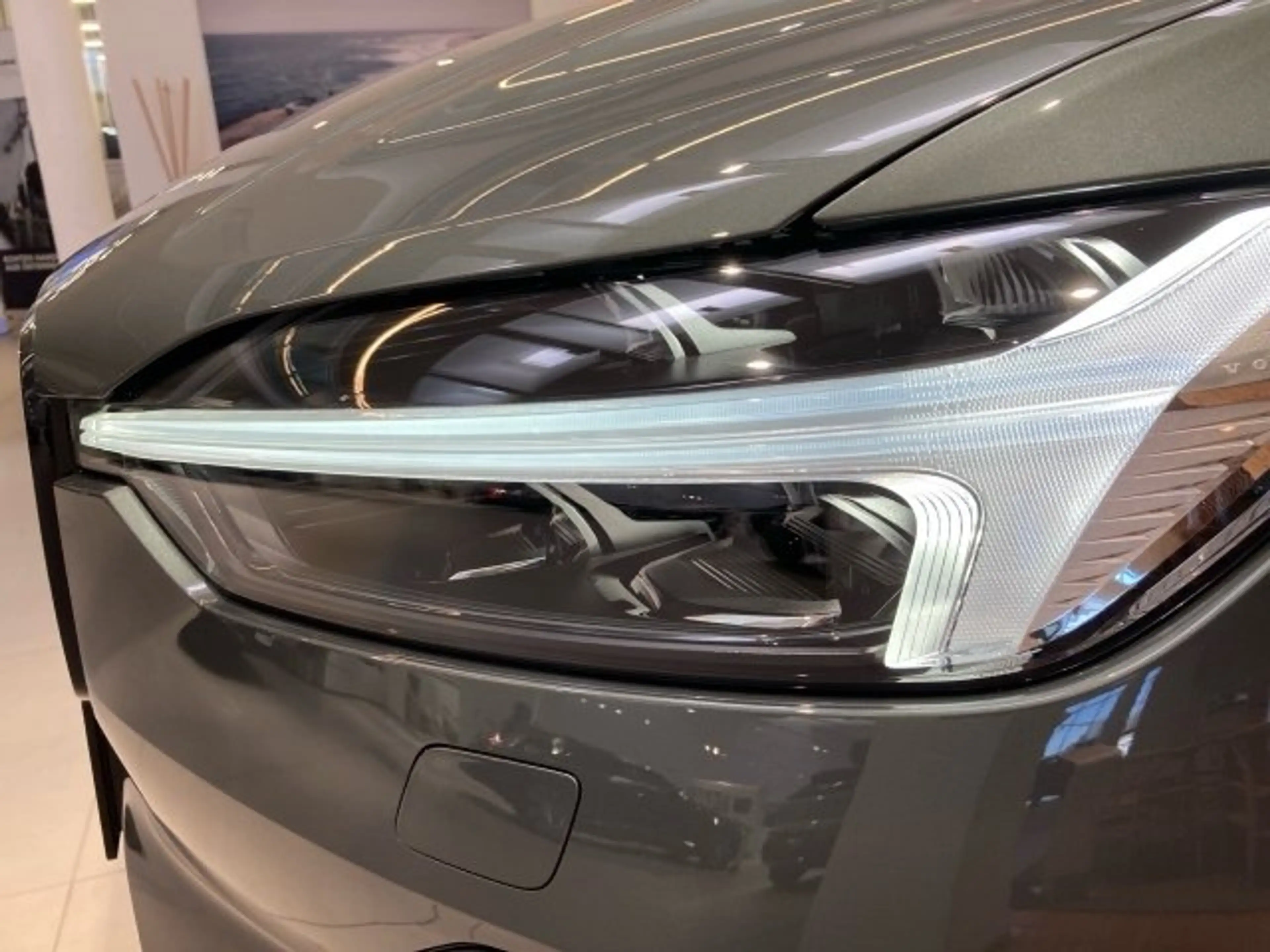 Volvo XC60 Plus, T6 AWD Plug-in Hybrid, Elektrisch/Benzin, Dark — photo 3