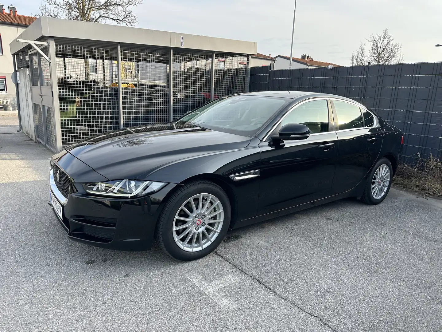 Jaguar XE 2.0D Prestige Automatik - 2