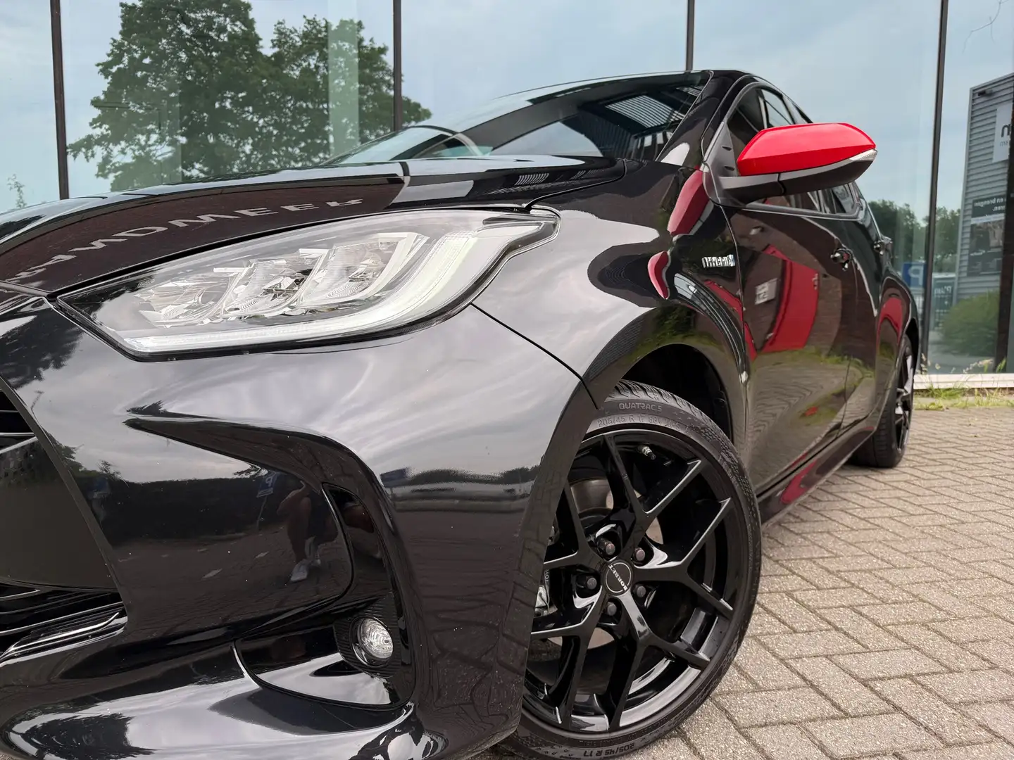 Toyota Yaris 1.5 Hybrid Dynamic - Automaat - Climate - Camera - Zwart - 2