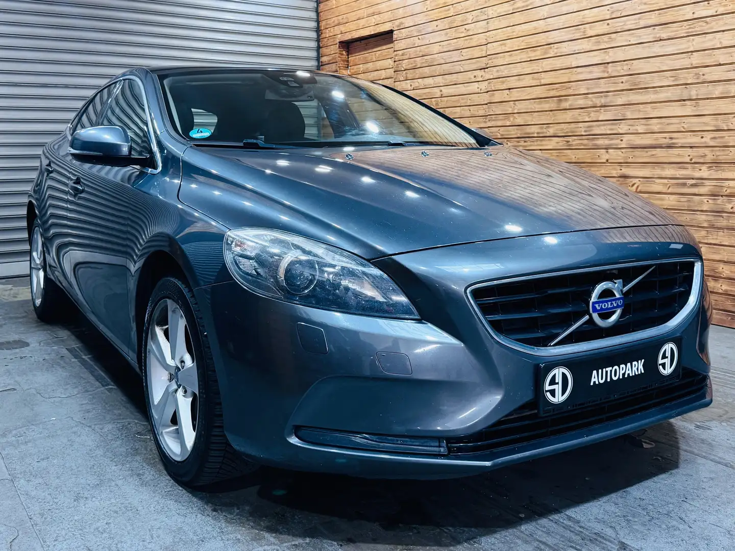 Volvo V40 Summum/SITH/NAVI/PANO/PDC Gris - 1