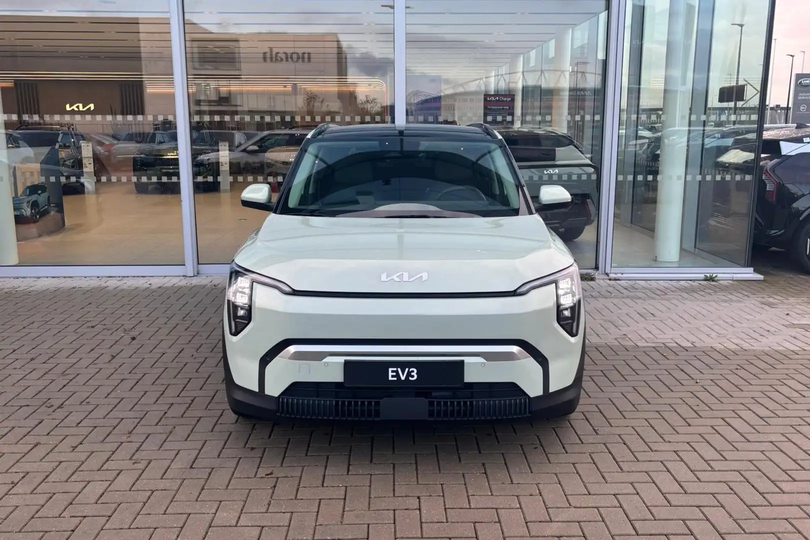 Kia EV3 Plus Advanced 81.4 kWh | Trekhaak | Navigatie | Sc Grün - 2