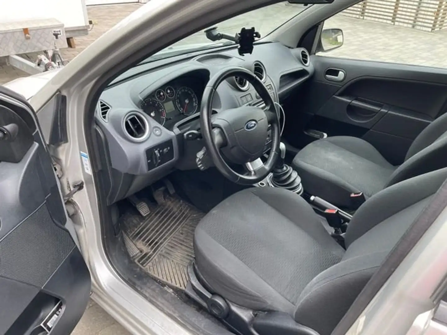 Ford Fiesta 1.3i Ambiente Gris - 2