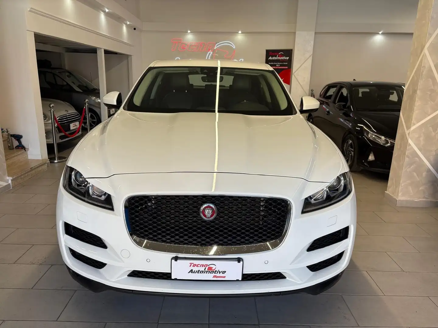 Jaguar F-Pace 2.0d i4 Prestige 180cv auto my20 Weiß - 2