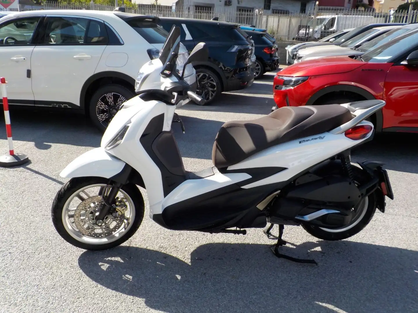 Piaggio Beverly 300 - Anno 2024 Bílá - 2