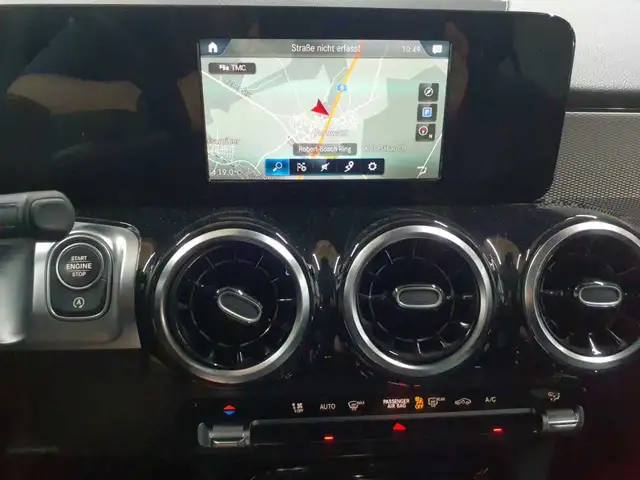 Mercedes-Benz GLB view 12