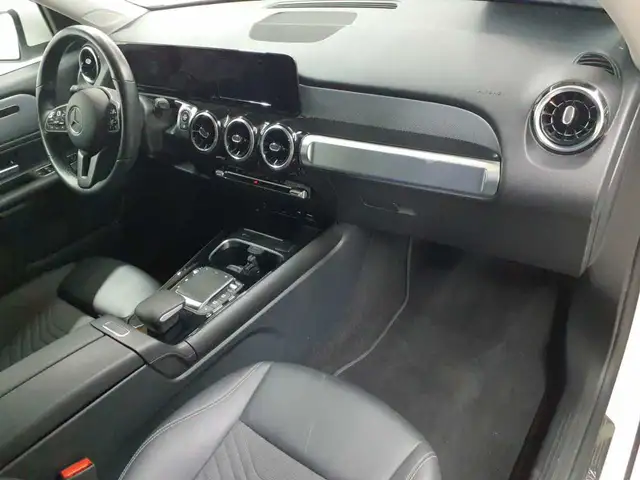 Mercedes-Benz GLB view 9