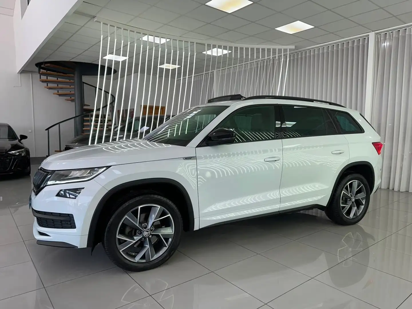 Skoda Kodiaq 2.0TDI AB tech Sportline 4x2 DSG 110kW Blanco - 2