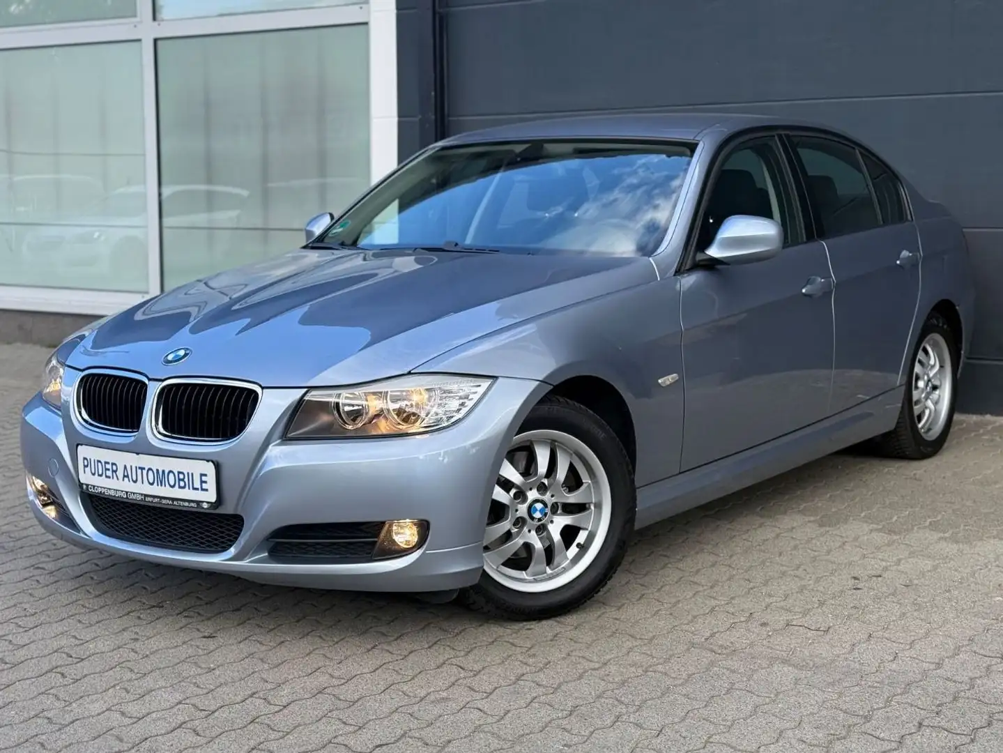 BMW 318 i Facelift 143PS Automatik 76TKM Rentnerhand Blau - 1