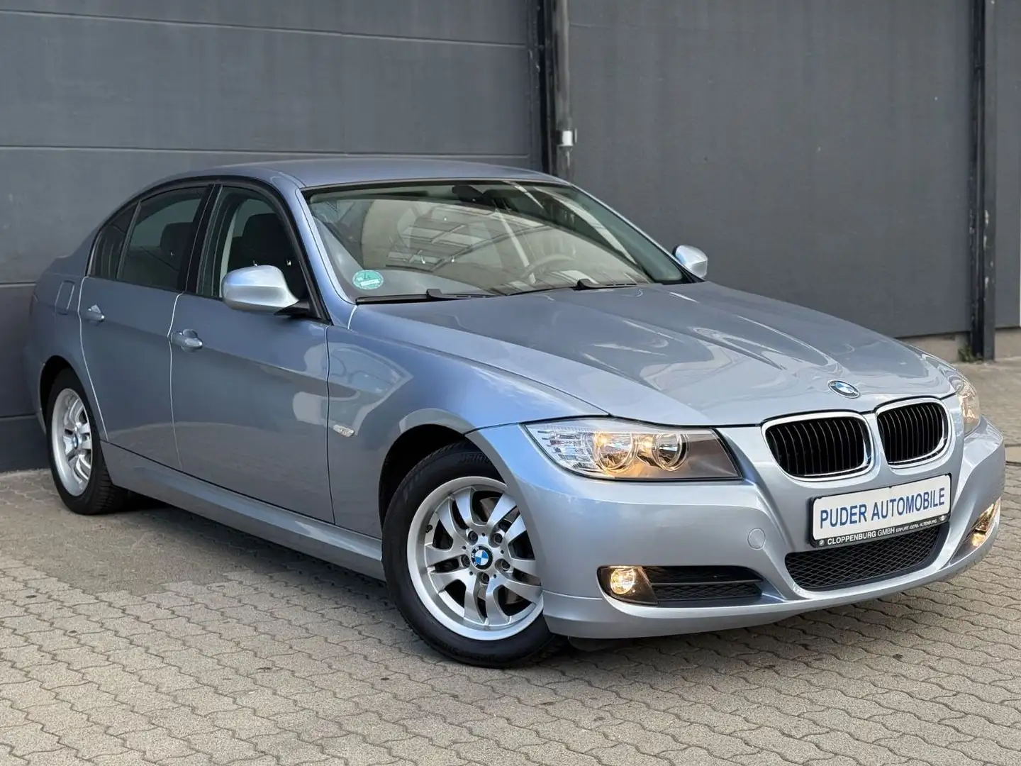 BMW 318 i Facelift 143PS Automatik 76TKM Rentnerhand Modrá - 1