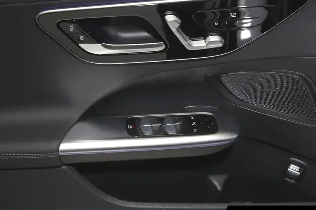 Mercedes-Benz C-Class view 14