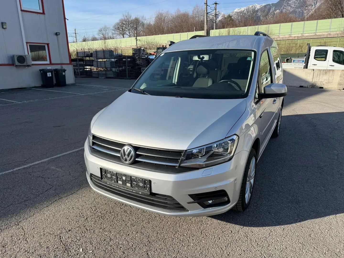 Volkswagen Caddy Trendline BMT 4Motion *AHK* Grau - 1