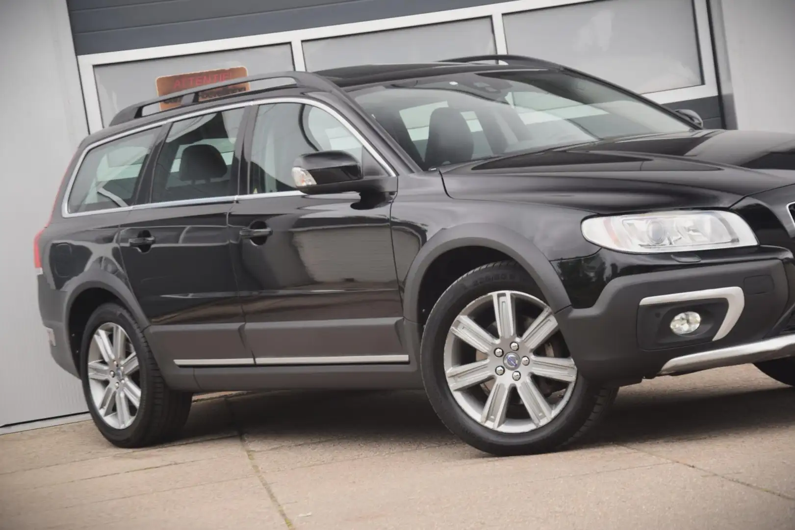 Volvo XC70 2.0 T5 FWD Polar+ Automaat Opendak Trekhaak Zwart - 2