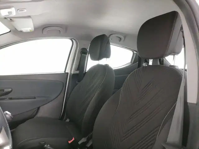 Lancia Ypsilon view 12