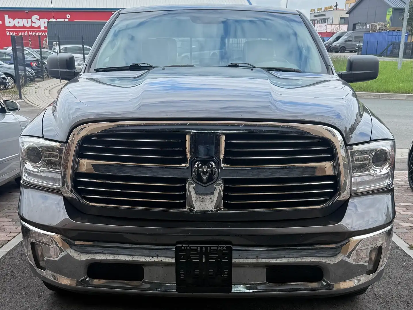 Dodge RAM 5.7 HEMI 1500 Classic Gris - 2