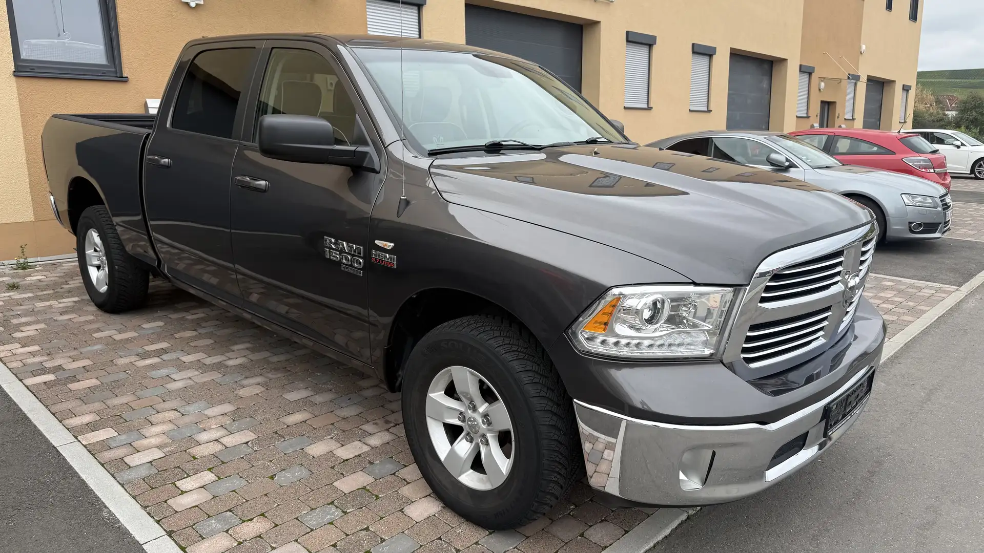 Dodge RAM 5.7 HEMI 1500 Classic Gris - 1