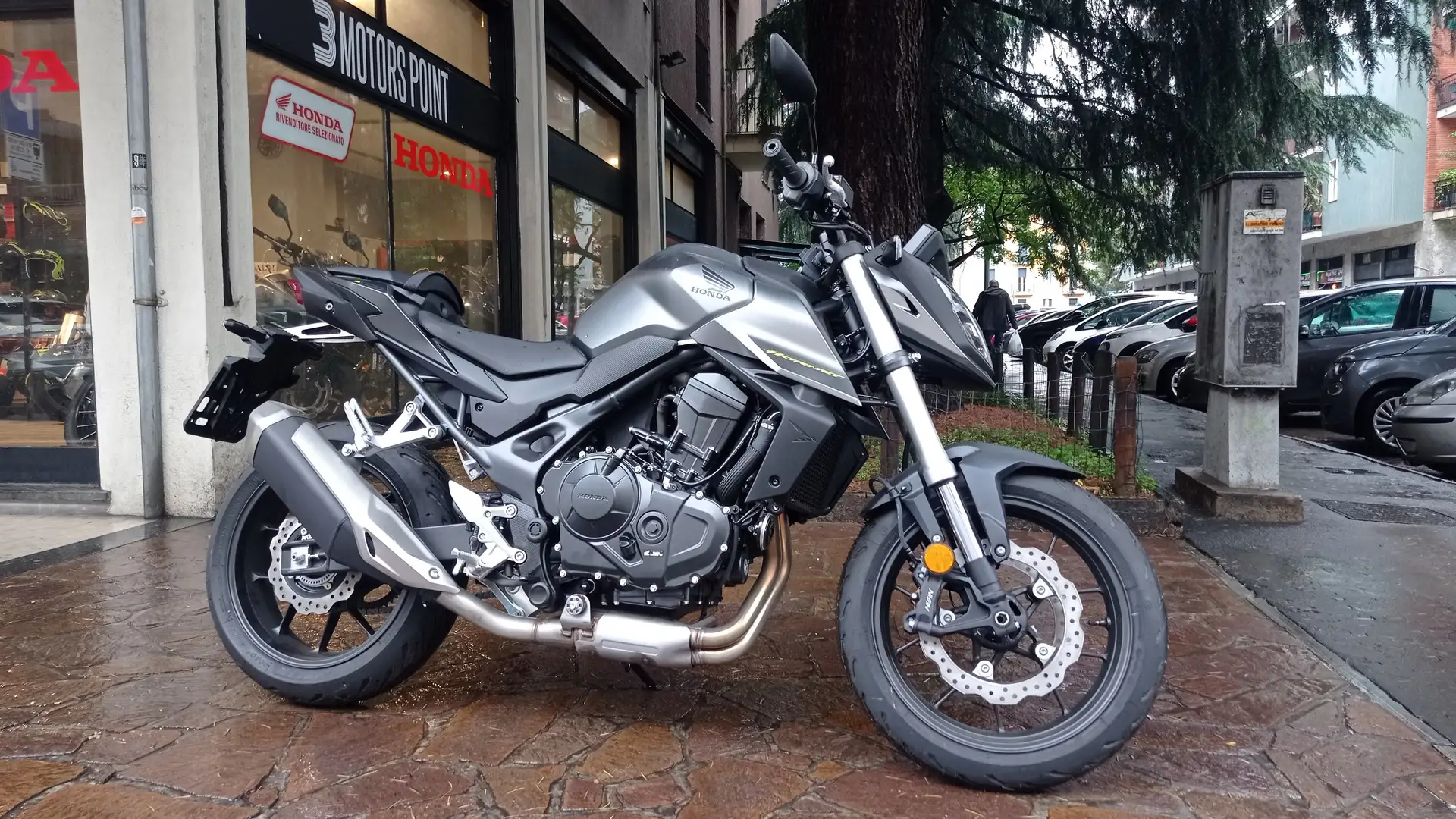 Honda CB 750 HORNET - 1