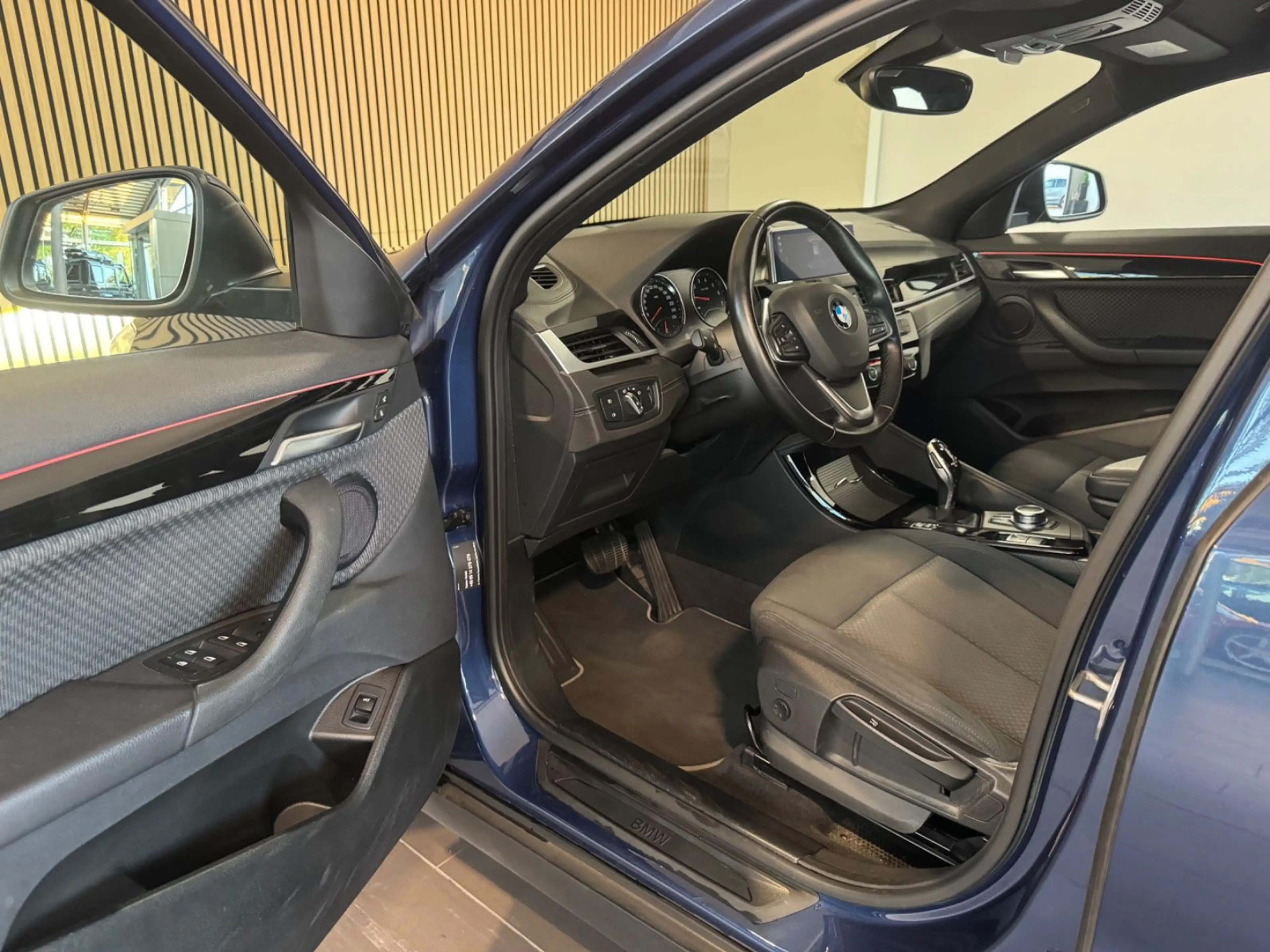 BMW X2 20i Advantage *LED/Park-Assist/Temp/Shz/HIFI* — photo 11
