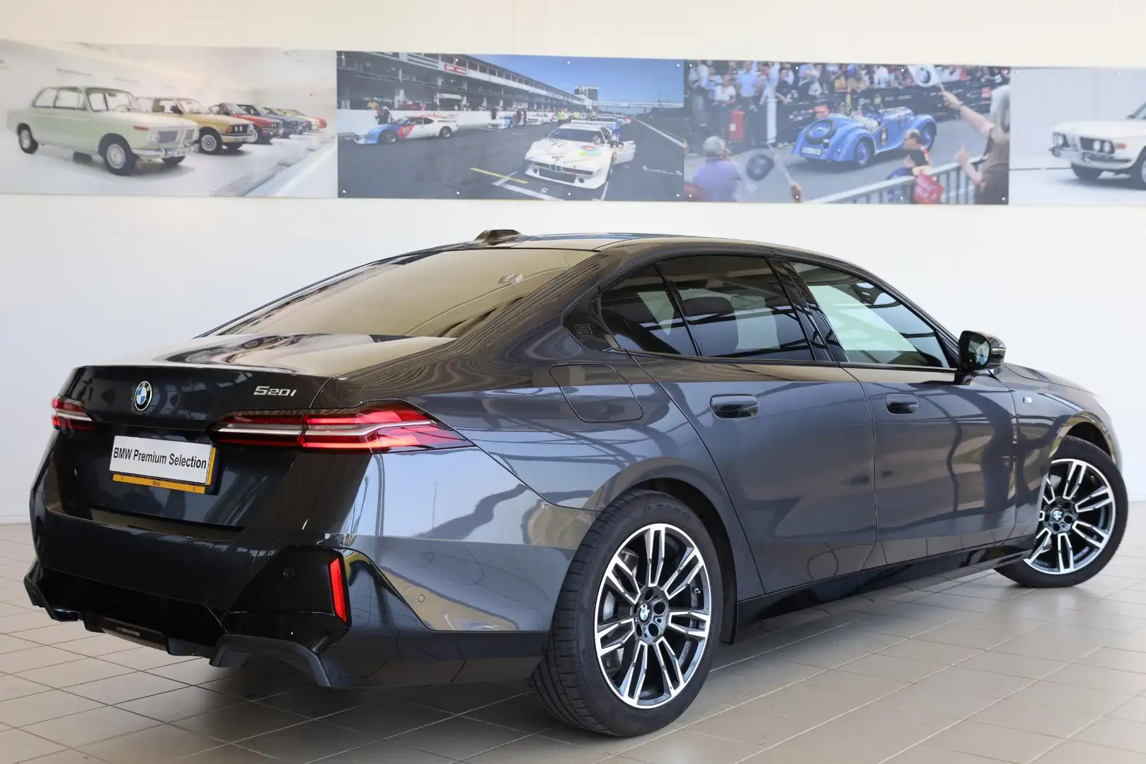 BMW 520 5 Serie Sedan 520i M Sportpakket | Comfort Pack | Grijs - 2