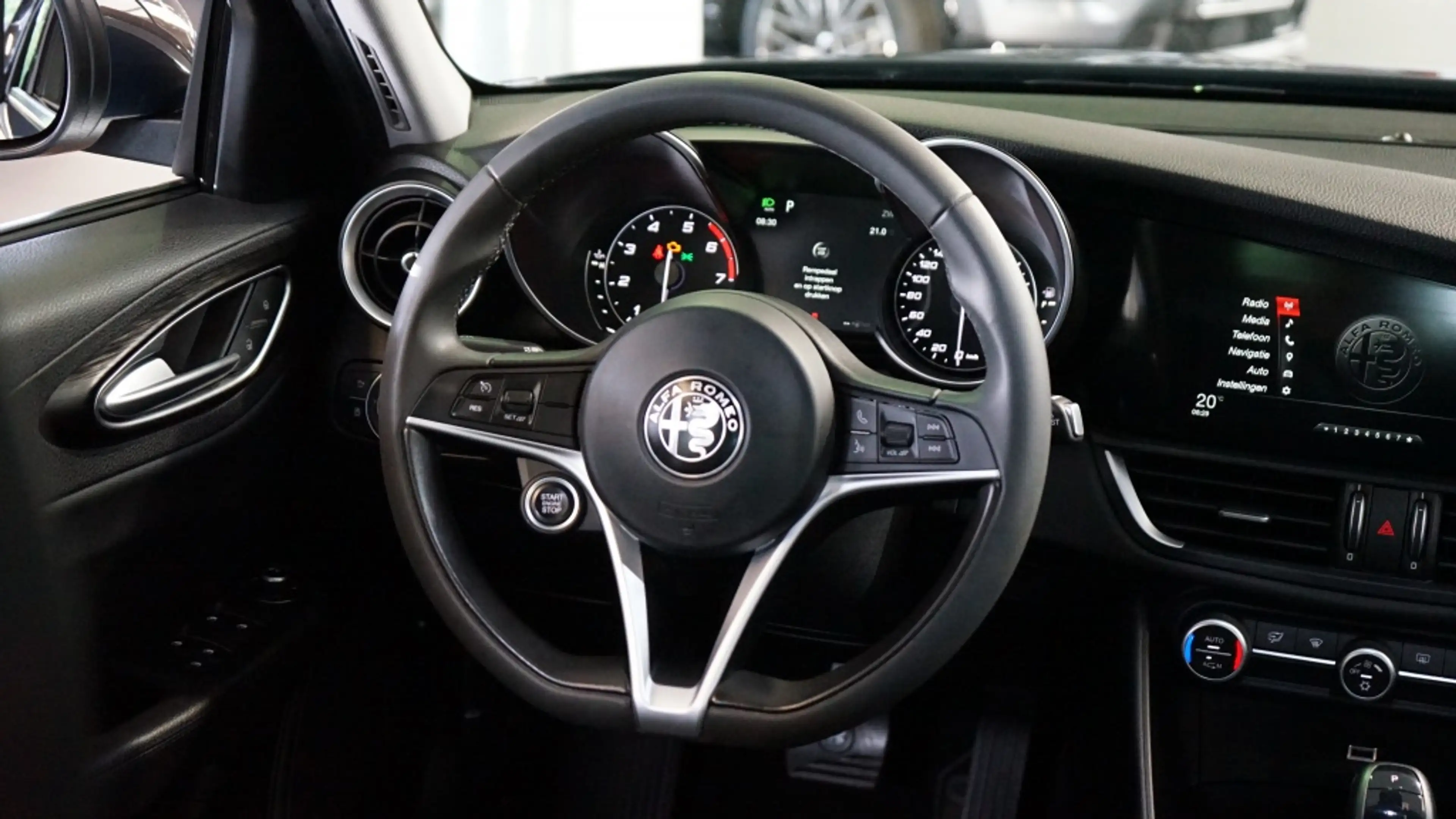 Alfa Romeo Giulia 2.0T Super | Sport uitlaat | leder | Breedset | 12 — photo 16