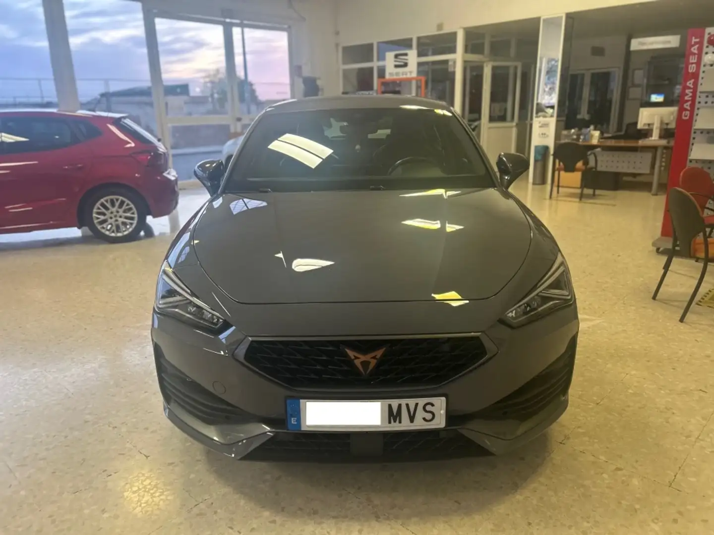 CUPRA Leon 1.5 eTSI 110 DSG Gris - 2