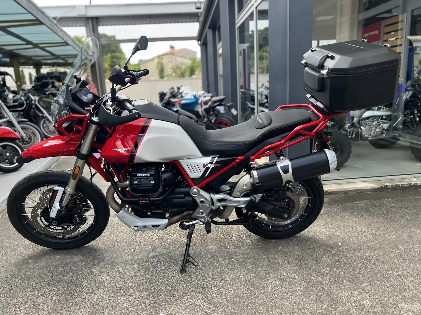 Moto Guzzi V 85 TT Red - 2